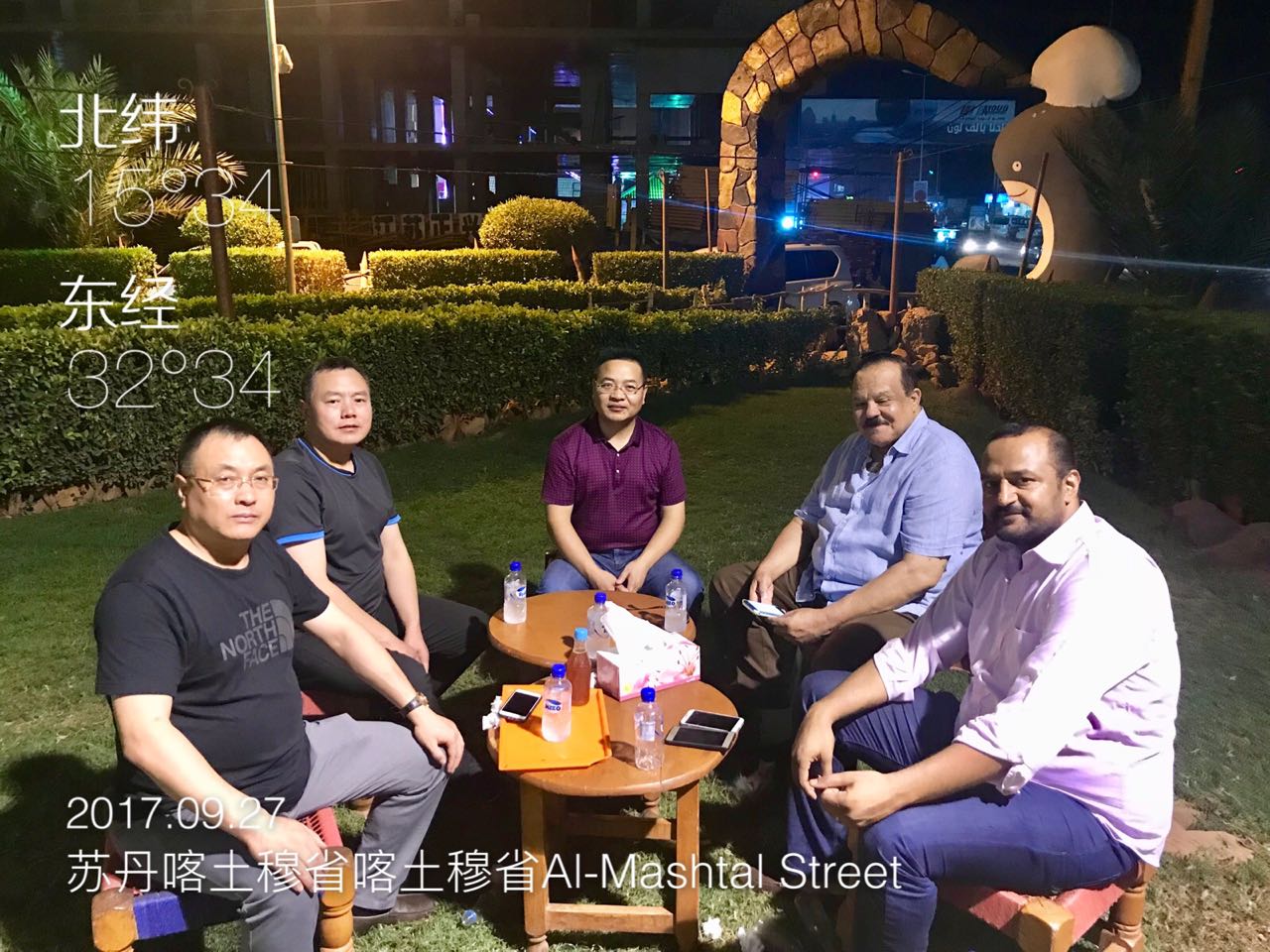 董事長(zhǎng)楊正權(quán)先生在蘇丹喀士穆省與蘇丹共和國(guó)原駐華大使父子親密交流