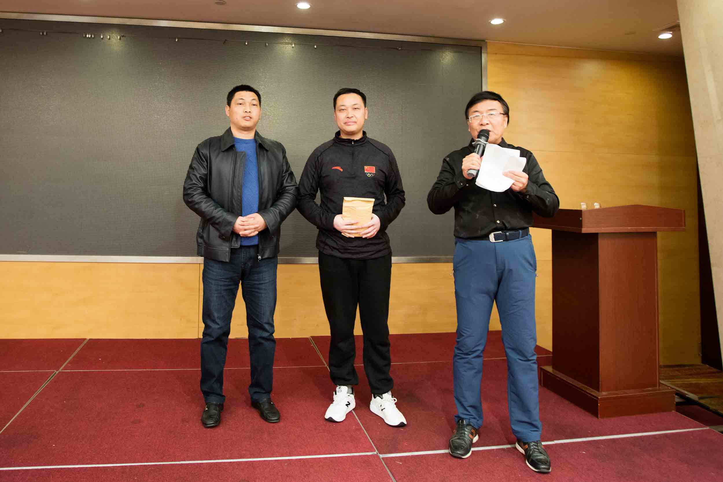 蘇州三正路面工程有限公司總經(jīng)理楊正德贊助家鄉(xiāng)籍拳王葛文峰