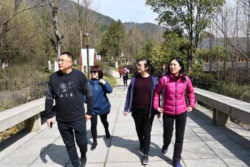 董事長(zhǎng)楊正權(quán)帶領(lǐng)公司員工開展爬山團(tuán)建活動(dòng)