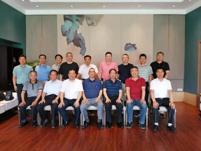 蘇州三正路面工程有限公司、蘇州中設(shè)建設(shè)集團有限公司和蘇州城鄉(xiāng)基礎(chǔ)設(shè)施配套服務(wù)業(yè)商會聯(lián)合組織舉辦退役軍官軍轉(zhuǎn)干部座談會