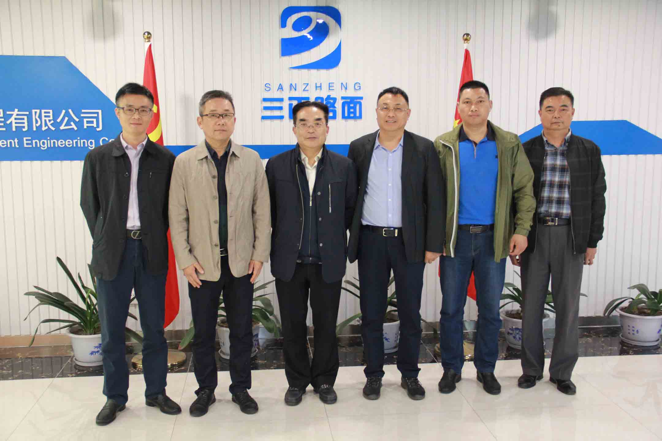 吳中區(qū)政協(xié)主席張建祥一行來到蘇州三正路面工程有限公司總部，調(diào)研企業(yè)發(fā)展及黨建工作