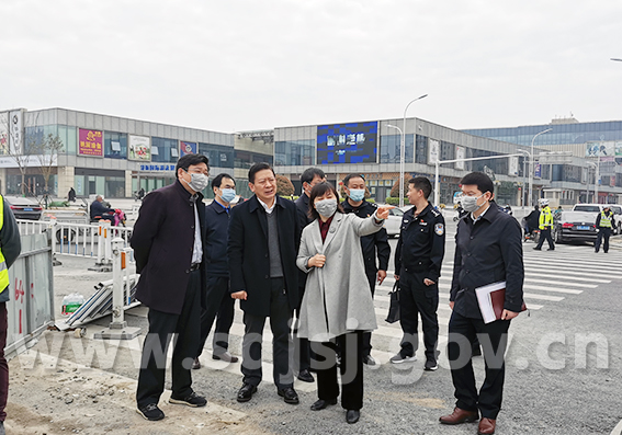 宿遷市副市長章其波帶隊觀摩我公司承建的市重點工程洪澤湖路提升改造工程
