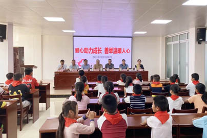 愛(ài)心助學(xué)成長(zhǎng) 善舉溫暖人心